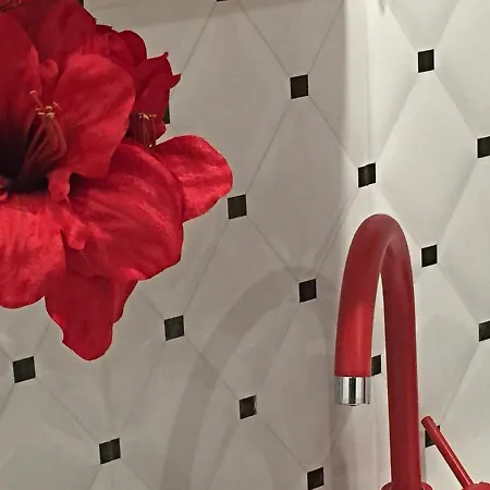 Apartment Red&white Lower Ground Floor *