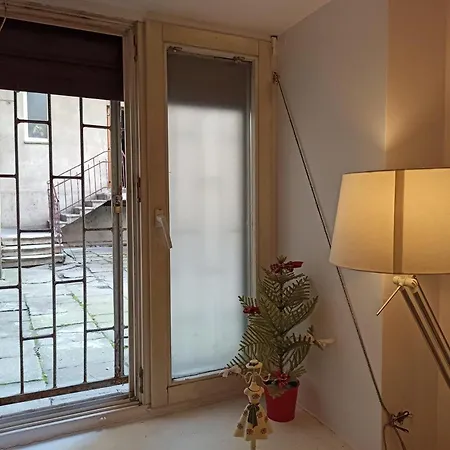 Red&white Lower Ground Floor Apartment *