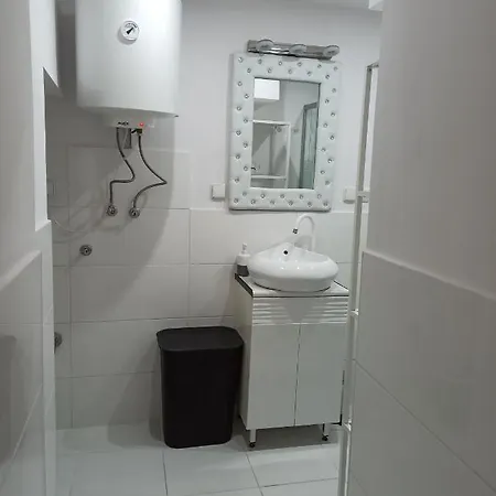 Red&white Lower Ground Floor Apartment