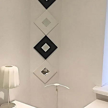 Red&white Lower Ground Floor 아파트 크라쿠프