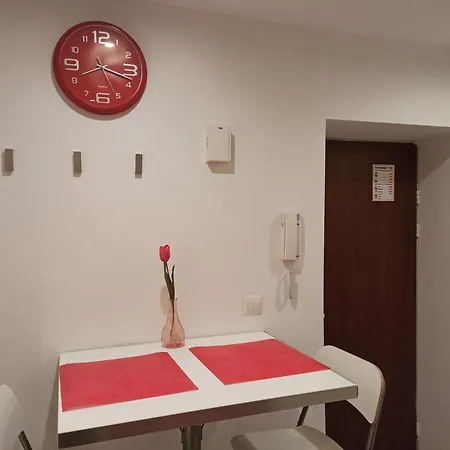 Red&white Lower Ground Floor Apartman