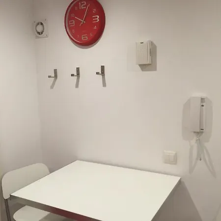 Red&white Lower Ground Floor Apartamento